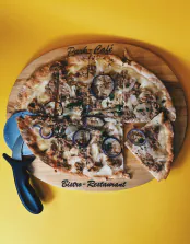 Knusprige Flammkuchen im Park Café Mariendorf - hauchdünner Teig mit klassischen und kreativen Belägen, authentische elsässische Spezialität